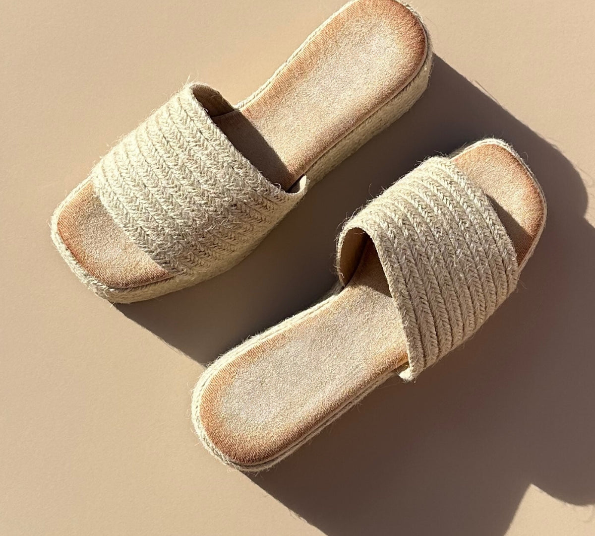 Sandales compensées en jute couleur beige. Légère et confortable, cette sandale est l'accessoire idéal pour la saison.