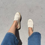 Ces espadrilles compensées en crochet beige sont l'accessoire parfait pour compléter votre look estival avec style et légèreté. Confectionnées avec un savoir-faire artisanal, elles vous offrent le mariage parfait entre mode et confort.