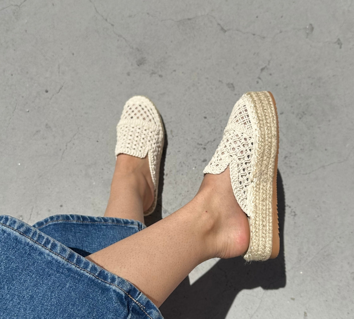 Ces espadrilles compensées en crochet beige sont l'accessoire parfait pour compléter votre look estival avec style et légèreté. Confectionnées avec un savoir-faire artisanal, elles vous offrent le mariage parfait entre mode et confort.