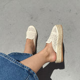 Ces espadrilles compensées en crochet beige sont l'accessoire parfait pour compléter votre look estival avec style et légèreté. Confectionnées avec un savoir-faire artisanal, elles vous offrent le mariage parfait entre mode et confort.