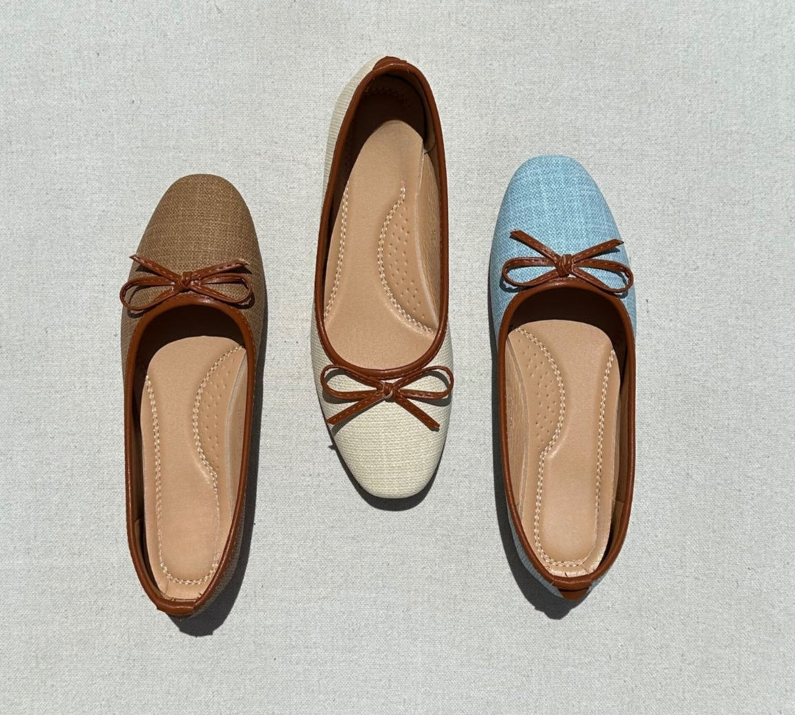 Ces ballerines en raphia tissé dotées d'un nœud en couleur Camel sont confortables et élégantes. Leur matière naturelle ajoute une touche de style à toutes vos tenues. Optez pour ces ballerines pour une allure décontractée et chic.