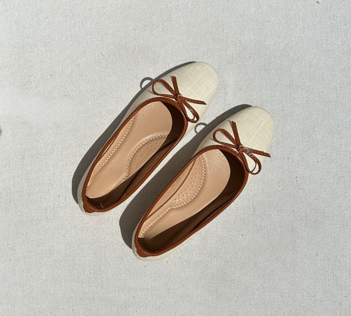 Ces ballerines en raphia tissé dotées d'un nœud en couleur Camel sont confortables et élégantes. Leur matière naturelle ajoute une touche de style à toutes vos tenues. Optez pour ces ballerines pour une allure décontractée et chic.