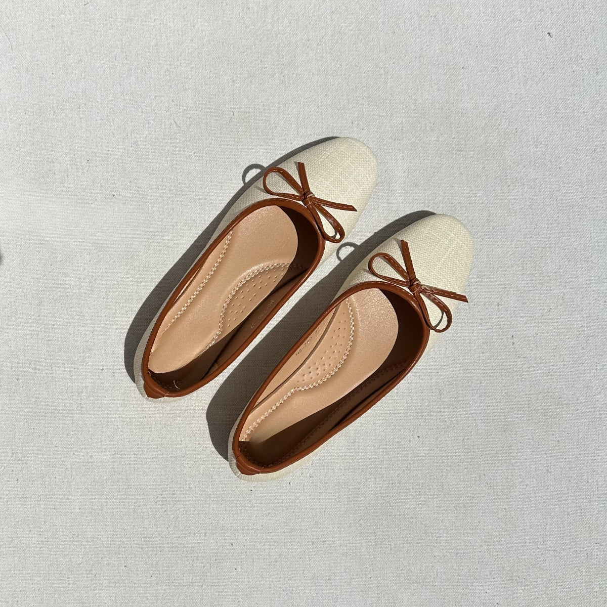 Ces ballerines en raphia tissé dotées d'un nœud en couleur Camel sont confortables et élégantes. Leur matière naturelle ajoute une touche de style à toutes vos tenues. Optez pour ces ballerines pour une allure décontractée et chic.