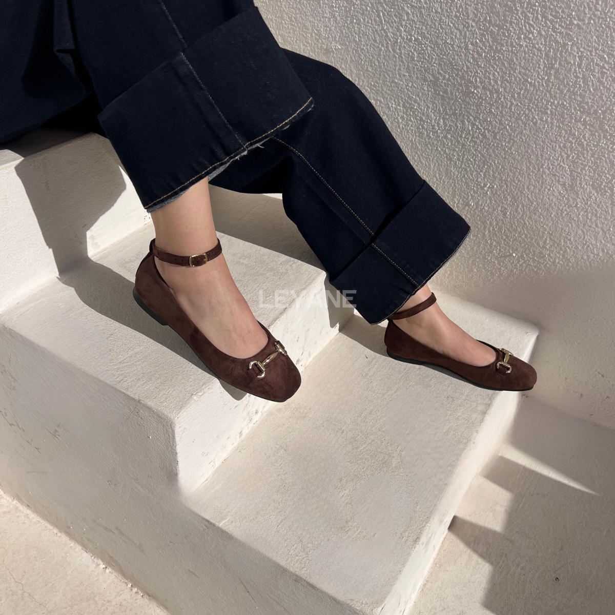 #BallerinesMarron #StyleNaturel #ÉléganceQuotidienne #LeyaneParis #ModeChic #ChaussuresTendance #LookSophistiqué