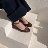 #BallerinesMarron #StyleNaturel #ÉléganceQuotidienne #LeyaneParis #ModeChic #ChaussuresTendance #LookSophistiqué