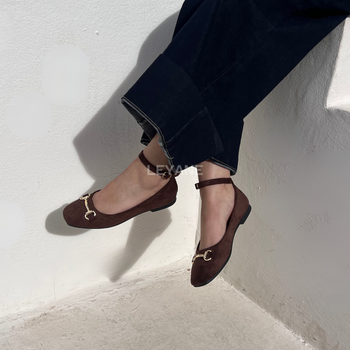 #BallerinesMarron #StyleNaturel #ÉléganceQuotidienne #LeyaneParis #ModeChic #ChaussuresTendance #LookSophistiqué