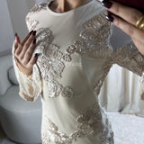 Robe élégante au design raffiné, idéale pour sublimer la silhouette. Sa coupe flatteuse et son tissu agréable offrent un confort optimal tout en apportant une touche sophistiquée. Parfaite pour une soirée, un événement ou une occasion spéciale
