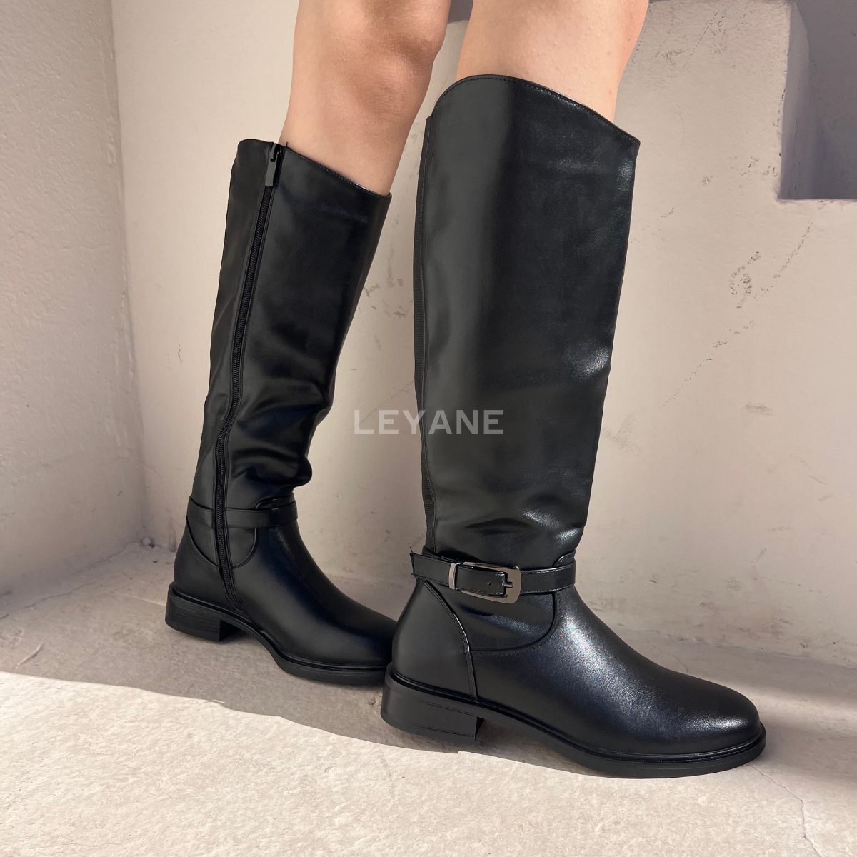 #bottesnoires #bottesfemme #chaussuresfemme #botteschic #bottesplates #bottesluxe #styleurbain #lookchic #tendance2026 #modefemme #fashionboots #ootd #lookdujour #tenuefemme #elegancefeminine #botteshiver #automnehiver #collection2026 #mallos #leyaneparis #boutiqueenligne #shopifystore #ecommercemaroc #marquefrancaise #instafashion #fashiondaily #streetstyle #outfitinspiration #bottinesfemme #bootsstyle