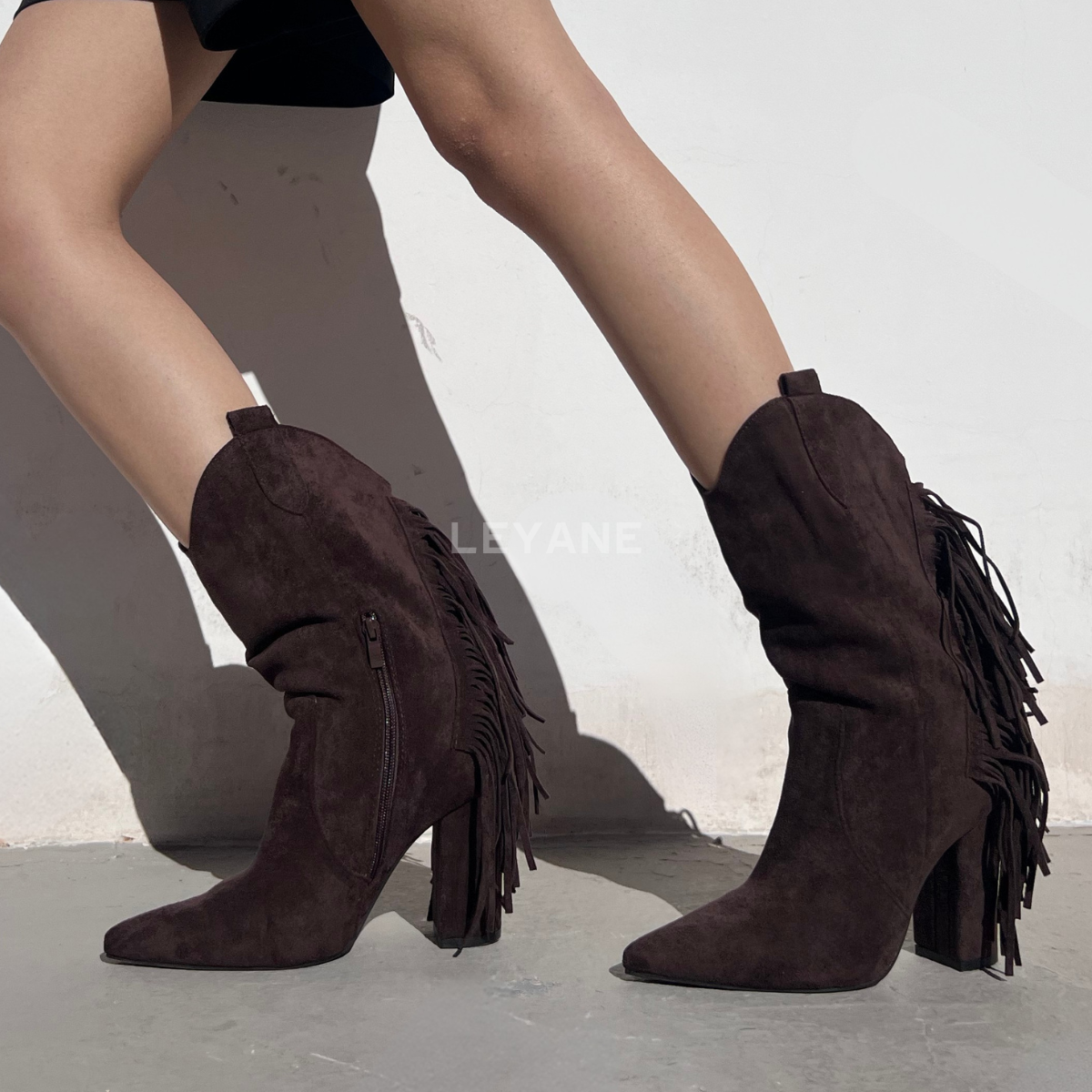 #bottines #bottinesfemme #bottinesfranges #bottineschic #stylewestern #westernchic #bohemechic #espritcowboy #talonepais #suédine #effetdaim #lookautomne #lookhiver #tendancefemme #modefemme #fashionstyle #ootdfemme #styleinspo