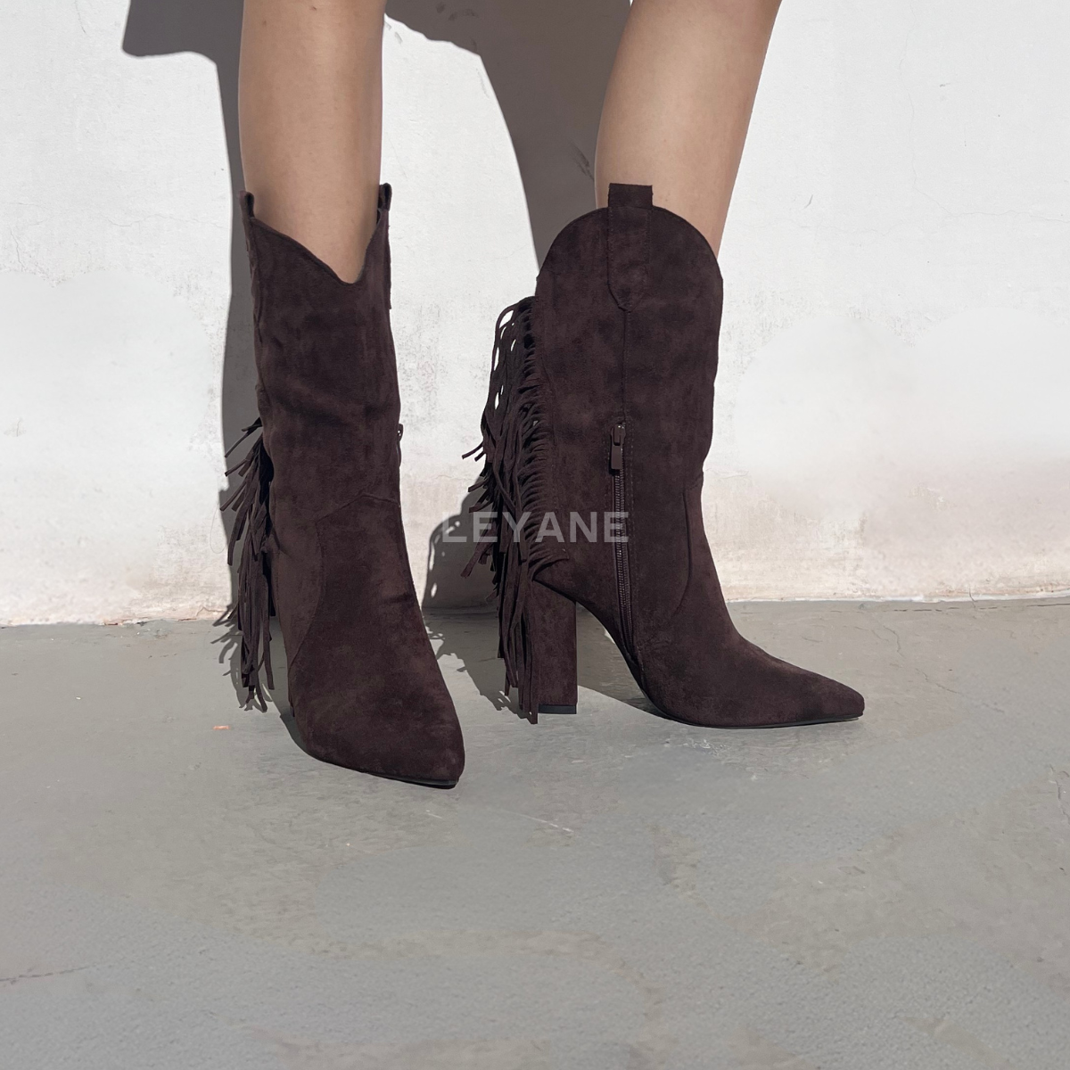 #bottines #bottinesfemme #bottinesfranges #bottineschic #stylewestern #westernchic #bohemechic #espritcowboy #talonepais #suédine #effetdaim #lookautomne #lookhiver #tendancefemme #modefemme #fashionstyle #ootdfemme #styleinspo