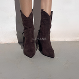 #bottines #bottinesfemme #bottinesfranges #bottineschic #stylewestern #westernchic #bohemechic #espritcowboy #talonepais #suédine #effetdaim #lookautomne #lookhiver #tendancefemme #modefemme #fashionstyle #ootdfemme #styleinspo