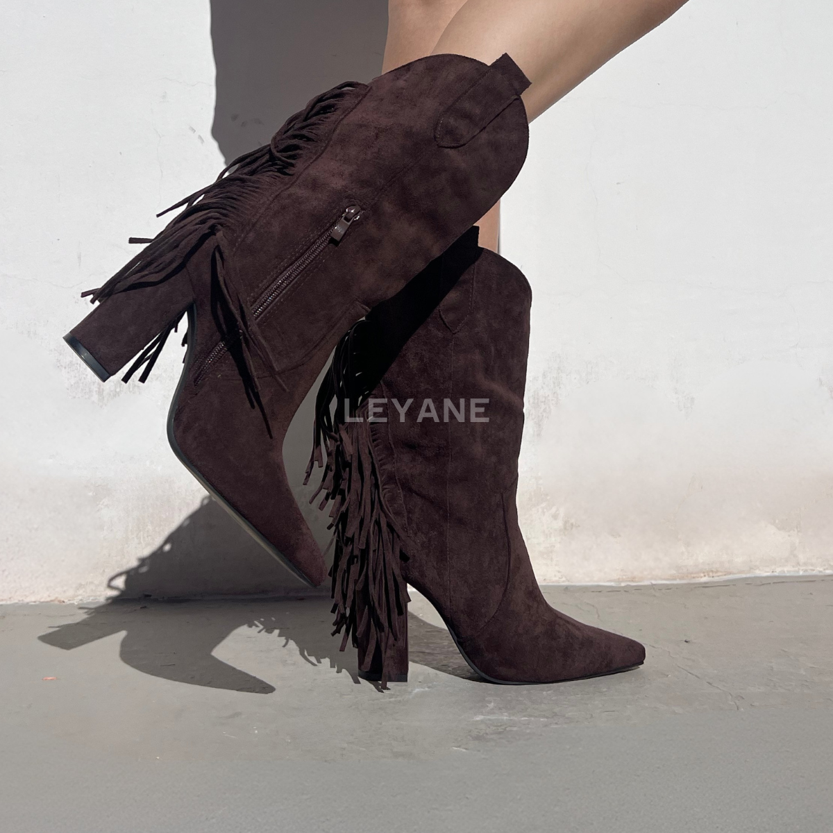 #bottines #bottinesfemme #bottinesfranges #bottineschic #stylewestern #westernchic #bohemechic #espritcowboy #talonepais #suédine #effetdaim #lookautomne #lookhiver #tendancefemme #modefemme #fashionstyle #ootdfemme #styleinspo