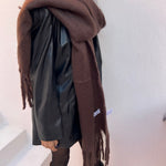 foulard femme, foulard élégant, foulard chic, foulard classique, foulard moderne, foulard tendance, foulard intemporel, foulard luxe, foulard premium, foulard soie, foulard satin, foulard mousseline, foulard léger, foulard doux, foulard fluide, foulard imprimé, foulard uni, foulard à motifs, foulard minimaliste, foulard clean look, foulard fashion, foulard stylé, foulard habillé, foulard quotidien, foulard casual, foulard workwear, foulard bureau, foulard soirée, foulard polyvalent, foulard carré, foulard l
