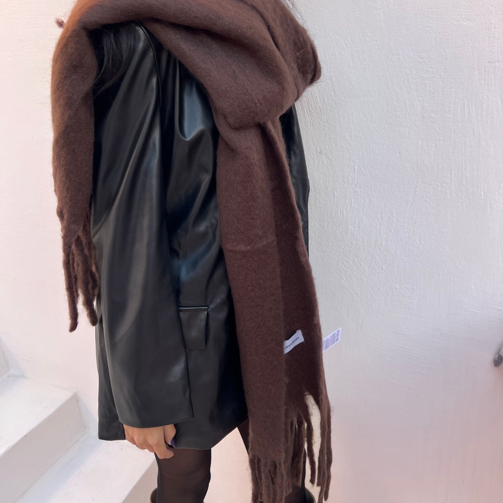 foulard femme, foulard élégant, foulard chic, foulard classique, foulard moderne, foulard tendance, foulard intemporel, foulard luxe, foulard premium, foulard soie, foulard satin, foulard mousseline, foulard léger, foulard doux, foulard fluide, foulard imprimé, foulard uni, foulard à motifs, foulard minimaliste, foulard clean look, foulard fashion, foulard stylé, foulard habillé, foulard quotidien, foulard casual, foulard workwear, foulard bureau, foulard soirée, foulard polyvalent, foulard carré, foulard l