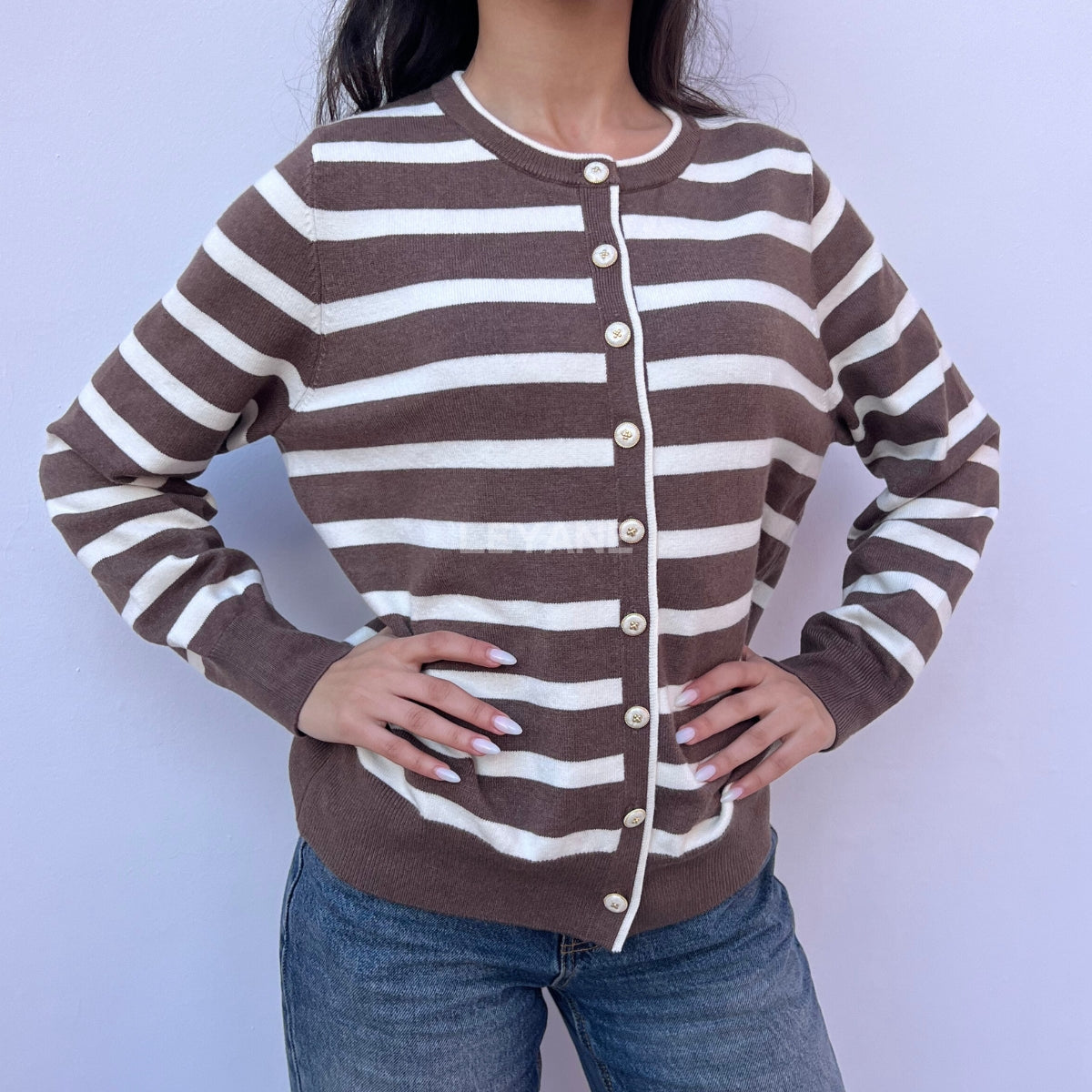 cardigan femme, cardigan élégant, cardigan chic, cardigan soirée, cardigan habillé, cardigan tendance, cardigan mode, cardigan en ligne, cardigan manches longues, cardigan manches courtes, cardigan maille, cardigan en laine, cardigan doux, cardigan oversize, cardigan ajusté, cardigan coupe droite, cardigan col V, cardigan boutonné, cardigan à boutons, cardigan basique, cardigan minimaliste, cardigan moderne, cardigan bureau, cardigan casual chic, cardigan de soirée, cardigan pour événement, cardigan pour tr