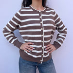 cardigan femme, cardigan élégant, cardigan chic, cardigan soirée, cardigan habillé, cardigan tendance, cardigan mode, cardigan en ligne, cardigan manches longues, cardigan manches courtes, cardigan maille, cardigan en laine, cardigan doux, cardigan oversize, cardigan ajusté, cardigan coupe droite, cardigan col V, cardigan boutonné, cardigan à boutons, cardigan basique, cardigan minimaliste, cardigan moderne, cardigan bureau, cardigan casual chic, cardigan de soirée, cardigan pour événement, cardigan pour tr