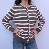 cardigan femme, cardigan élégant, cardigan chic, cardigan soirée, cardigan habillé, cardigan tendance, cardigan mode, cardigan en ligne, cardigan manches longues, cardigan manches courtes, cardigan maille, cardigan en laine, cardigan doux, cardigan oversize, cardigan ajusté, cardigan coupe droite, cardigan col V, cardigan boutonné, cardigan à boutons, cardigan basique, cardigan minimaliste, cardigan moderne, cardigan bureau, cardigan casual chic, cardigan de soirée, cardigan pour événement, cardigan pour tr