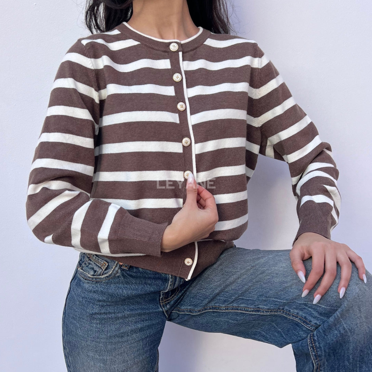 cardigan femme, cardigan élégant, cardigan chic, cardigan soirée, cardigan habillé, cardigan tendance, cardigan mode, cardigan en ligne, cardigan manches longues, cardigan manches courtes, cardigan maille, cardigan en laine, cardigan doux, cardigan oversize, cardigan ajusté, cardigan coupe droite, cardigan col V, cardigan boutonné, cardigan à boutons, cardigan basique, cardigan minimaliste, cardigan moderne, cardigan bureau, cardigan casual chic, cardigan de soirée, cardigan pour événement, cardigan pour tr