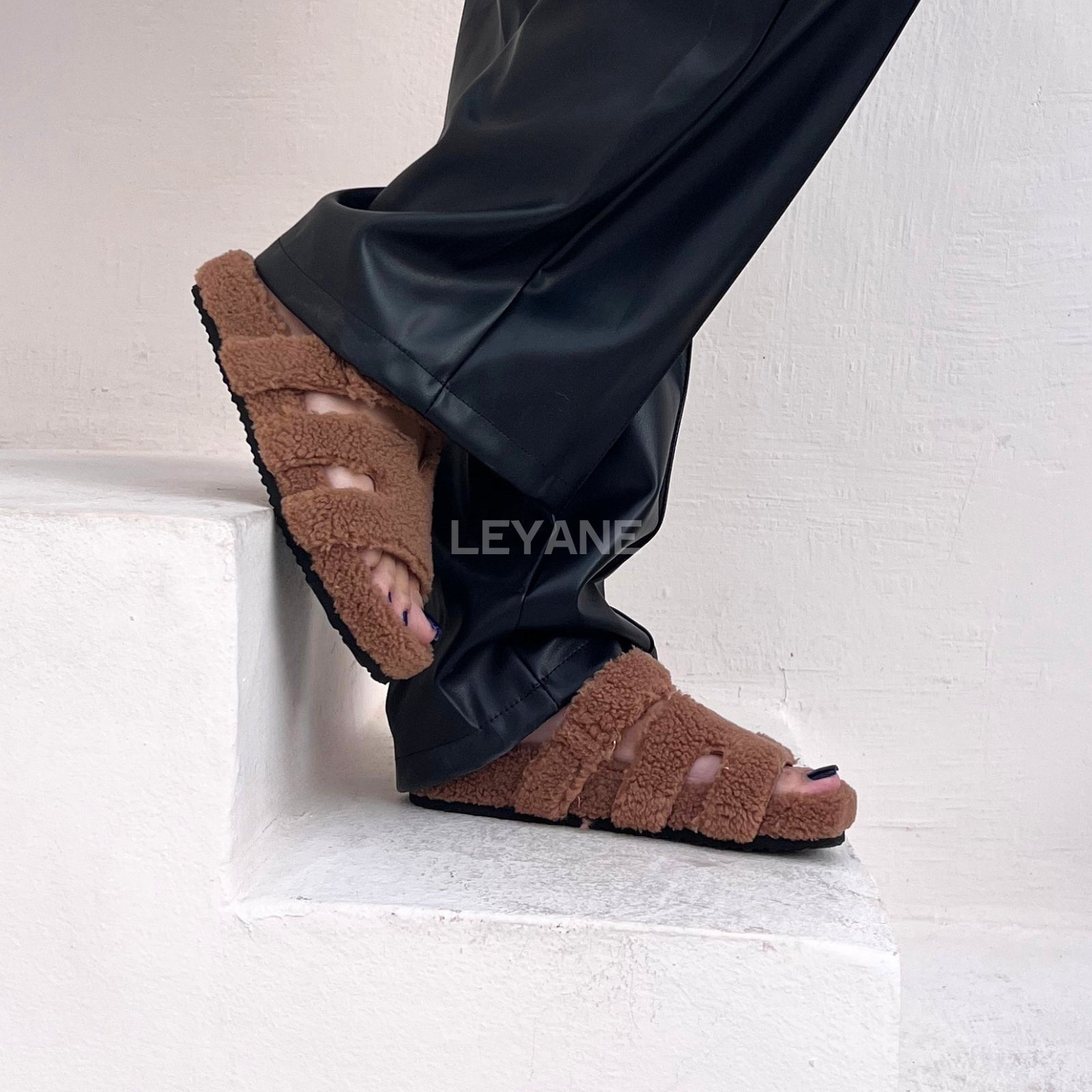 sandale plate, sandale maroc , sandale chunky, chaussures maroc, sandale femme, sandale zara, sandale été, sandals confortables, mules en daim, mules en crochets, mules maroc, mules femmes, mules tendance, sandale et mule, sabots femme

