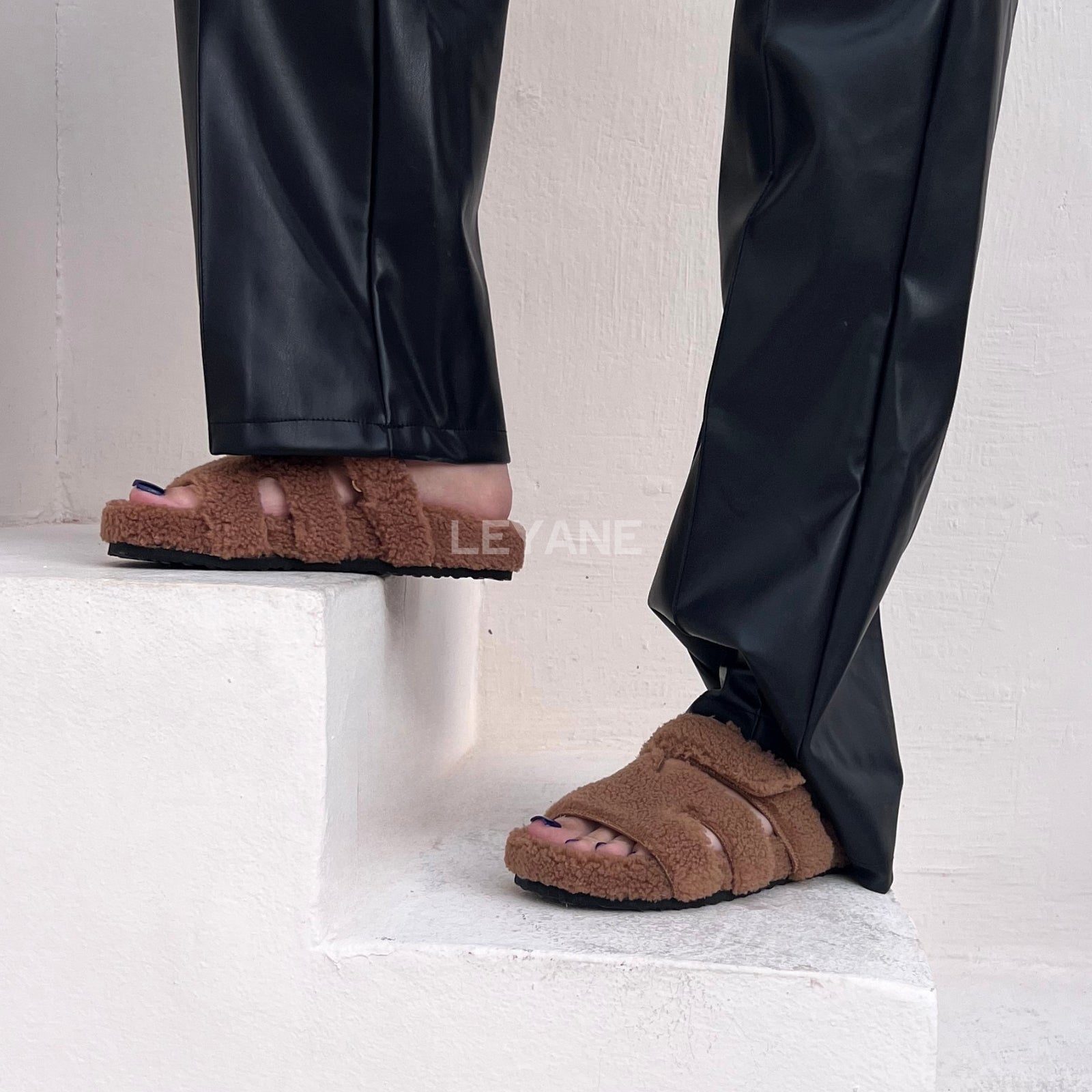 sandale plate, sandale maroc , sandale chunky, chaussures maroc, sandale femme, sandale zara, sandale été, sandals confortables, mules en daim, mules en crochets, mules maroc, mules femmes, mules tendance, sandale et mule, sabots femme
