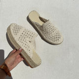 Ces espadrilles compensées en crochet beige sont l'accessoire parfait pour compléter votre look estival avec style et légèreté. Confectionnées avec un savoir-faire artisanal, elles vous offrent le mariage parfait entre mode et confort.