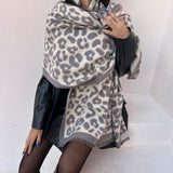 foulard femme, foulard élégant, foulard chic, foulard classique, foulard moderne, foulard tendance, foulard intemporel, foulard luxe, foulard premium, foulard soie, foulard satin, foulard mousseline, foulard léger, foulard doux, foulard fluide, foulard imprimé, foulard uni, foulard à motifs, foulard minimaliste, foulard clean look, foulard fashion, foulard stylé, foulard habillé, foulard quotidien, foulard casual, foulard workwear, foulard bureau, foulard soirée, foulard polyvalent, foulard carré, foulard l