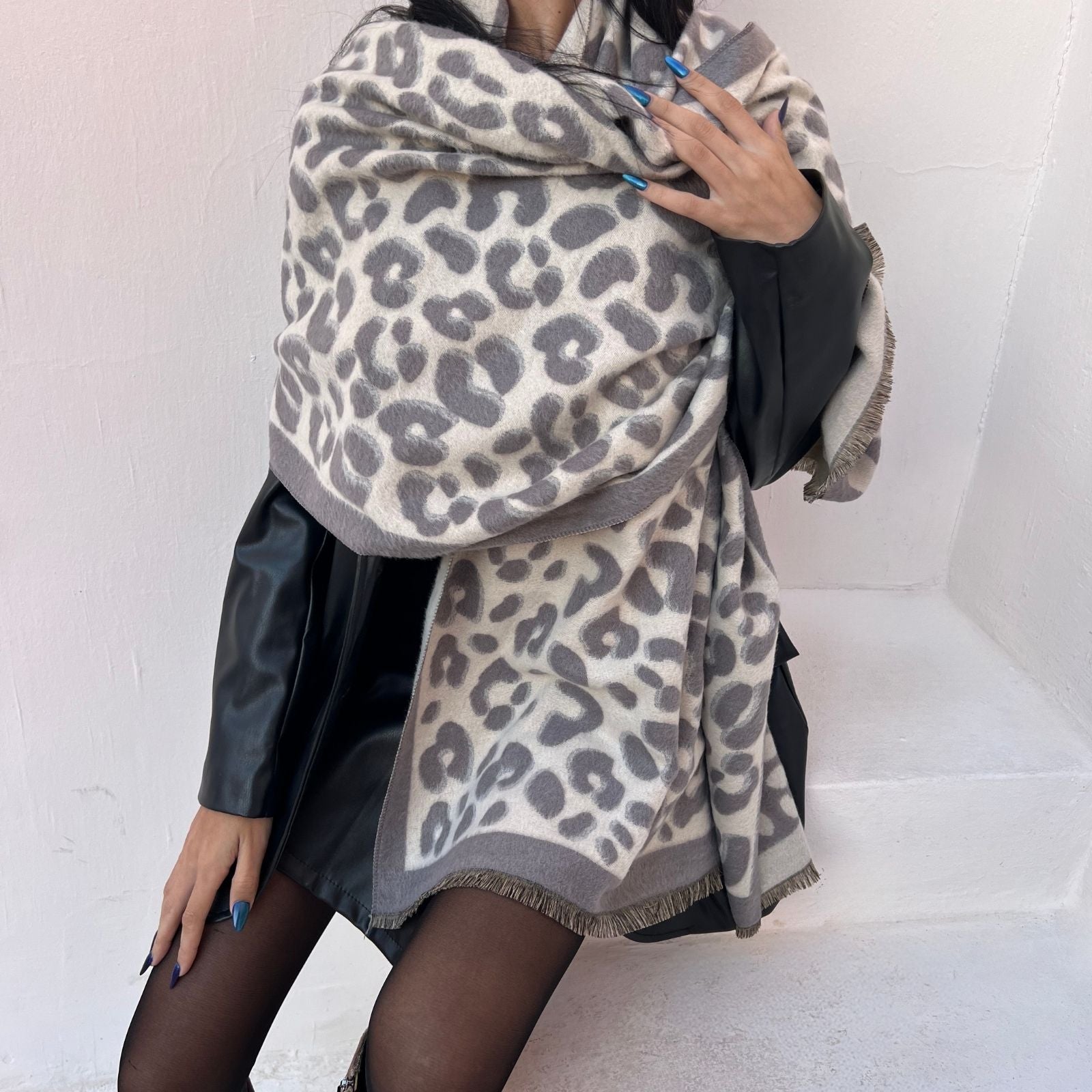 foulard femme, foulard élégant, foulard chic, foulard classique, foulard moderne, foulard tendance, foulard intemporel, foulard luxe, foulard premium, foulard soie, foulard satin, foulard mousseline, foulard léger, foulard doux, foulard fluide, foulard imprimé, foulard uni, foulard à motifs, foulard minimaliste, foulard clean look, foulard fashion, foulard stylé, foulard habillé, foulard quotidien, foulard casual, foulard workwear, foulard bureau, foulard soirée, foulard polyvalent, foulard carré, foulard l