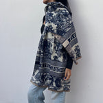 foulard femme, foulard élégant, foulard chic, foulard classique, foulard moderne, foulard tendance, foulard intemporel, foulard luxe, foulard premium, foulard soie, foulard satin, foulard mousseline, foulard léger, foulard doux, foulard fluide, foulard imprimé, foulard uni, foulard à motifs, foulard minimaliste, foulard clean look, foulard fashion, foulard stylé, foulard habillé, foulard quotidien, foulard casual, foulard workwear, foulard bureau, foulard soirée, foulard polyvalent, foulard carré, foulard l