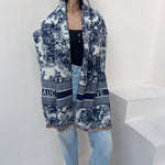 foulard femme, foulard élégant, foulard chic, foulard classique, foulard moderne, foulard tendance, foulard intemporel, foulard luxe, foulard premium, foulard soie, foulard satin, foulard mousseline, foulard léger, foulard doux, foulard fluide, foulard imprimé, foulard uni, foulard à motifs, foulard minimaliste, foulard clean look, foulard fashion, foulard stylé, foulard habillé, foulard quotidien, foulard casual, foulard workwear, foulard bureau, foulard soirée, foulard polyvalent, foulard carré, foulard l