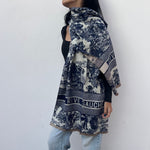 foulard femme, foulard élégant, foulard chic, foulard classique, foulard moderne, foulard tendance, foulard intemporel, foulard luxe, foulard premium, foulard soie, foulard satin, foulard mousseline, foulard léger, foulard doux, foulard fluide, foulard imprimé, foulard uni, foulard à motifs, foulard minimaliste, foulard clean look, foulard fashion, foulard stylé, foulard habillé, foulard quotidien, foulard casual, foulard workwear, foulard bureau, foulard soirée, foulard polyvalent, foulard carré, foulard l