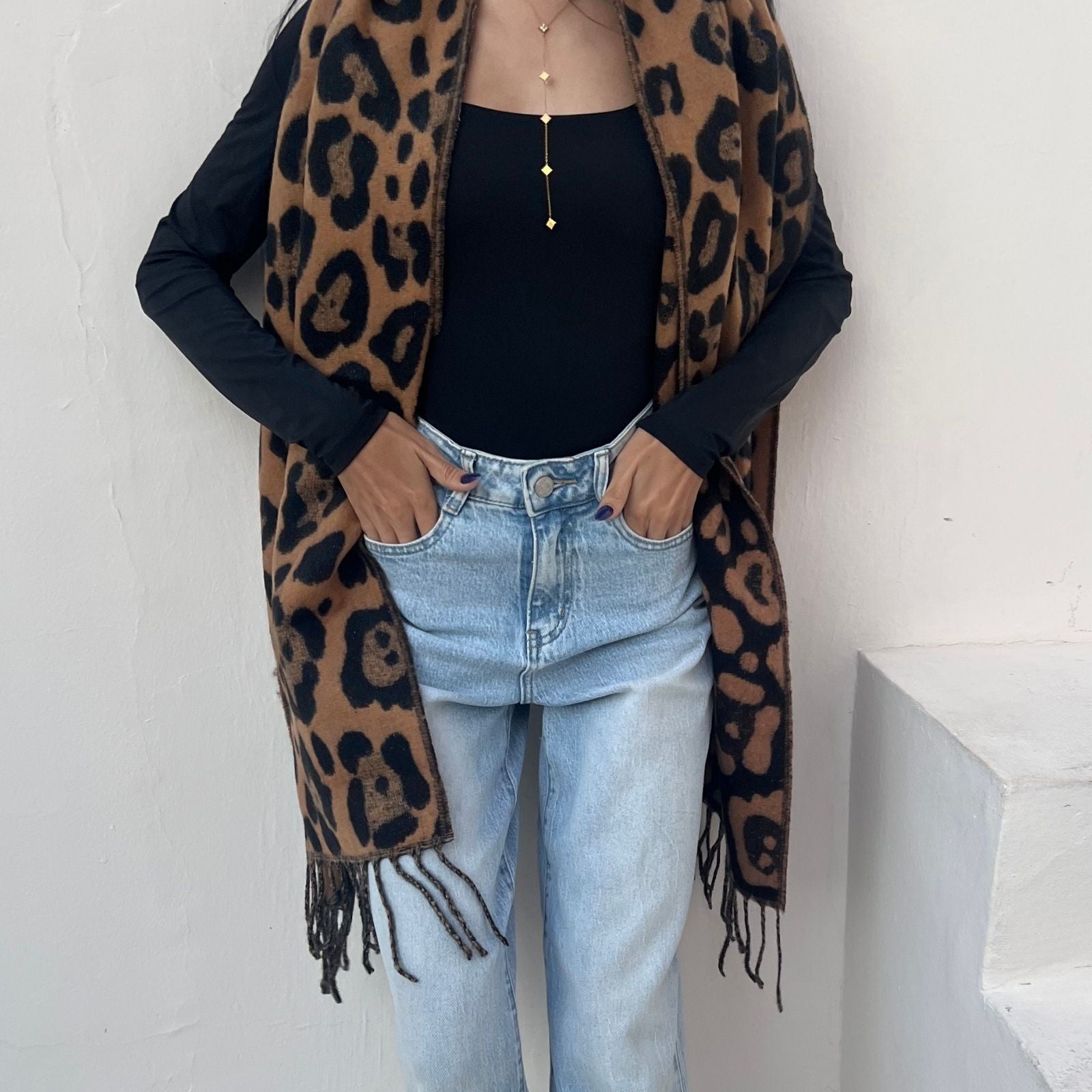 foulard femme, foulard élégant, foulard chic, foulard classique, foulard moderne, foulard tendance, foulard intemporel, foulard luxe, foulard premium, foulard soie, foulard satin, foulard mousseline, foulard léger, foulard doux, foulard fluide, foulard imprimé, foulard uni, foulard à motifs, foulard minimaliste, foulard clean look, foulard fashion, foulard stylé, foulard habillé, foulard quotidien, foulard casual, foulard workwear, foulard bureau, foulard soirée, foulard polyvalent, foulard carré, foulard l