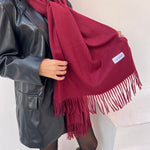 foulard femme, foulard élégant, foulard chic, foulard classique, foulard moderne, foulard tendance, foulard intemporel, foulard luxe, foulard premium, foulard soie, foulard satin, foulard mousseline, foulard léger, foulard doux, foulard fluide, foulard imprimé, foulard uni, foulard à motifs, foulard minimaliste, foulard clean look, foulard fashion, foulard stylé, foulard habillé, foulard quotidien, foulard casual, foulard workwear, foulard bureau, foulard soirée, foulard polyvalent, foulard carré, foulard l