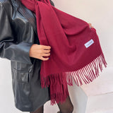 foulard femme, foulard élégant, foulard chic, foulard classique, foulard moderne, foulard tendance, foulard intemporel, foulard luxe, foulard premium, foulard soie, foulard satin, foulard mousseline, foulard léger, foulard doux, foulard fluide, foulard imprimé, foulard uni, foulard à motifs, foulard minimaliste, foulard clean look, foulard fashion, foulard stylé, foulard habillé, foulard quotidien, foulard casual, foulard workwear, foulard bureau, foulard soirée, foulard polyvalent, foulard carré, foulard l