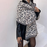 foulard femme, foulard élégant, foulard chic, foulard classique, foulard moderne, foulard tendance, foulard intemporel, foulard luxe, foulard premium, foulard soie, foulard satin, foulard mousseline, foulard léger, foulard doux, foulard fluide, foulard imprimé, foulard uni, foulard à motifs, foulard minimaliste, foulard clean look, foulard fashion, foulard stylé, foulard habillé, foulard quotidien, foulard casual, foulard workwear, foulard bureau, foulard soirée, foulard polyvalent, foulard carré, foulard l