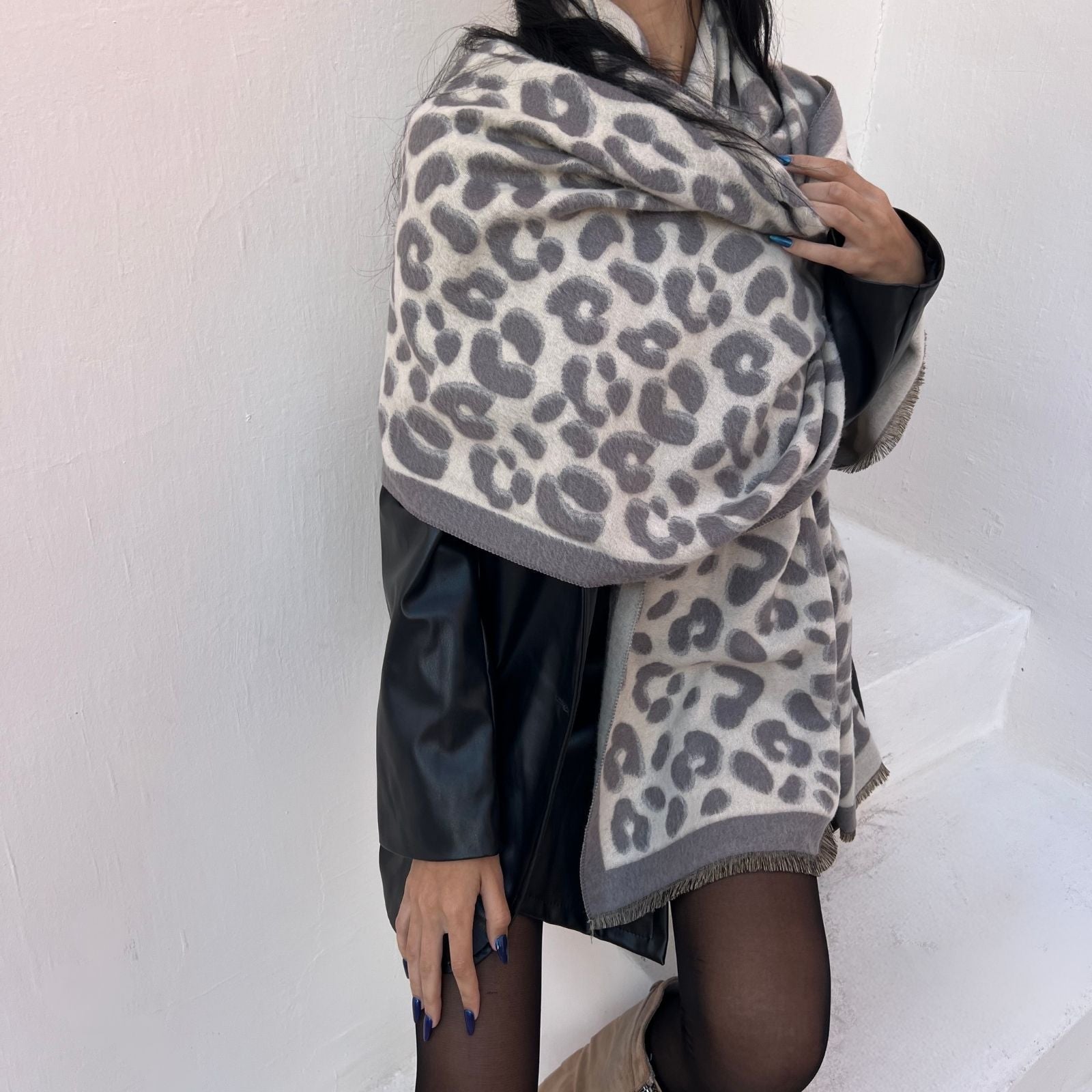 foulard femme, foulard élégant, foulard chic, foulard classique, foulard moderne, foulard tendance, foulard intemporel, foulard luxe, foulard premium, foulard soie, foulard satin, foulard mousseline, foulard léger, foulard doux, foulard fluide, foulard imprimé, foulard uni, foulard à motifs, foulard minimaliste, foulard clean look, foulard fashion, foulard stylé, foulard habillé, foulard quotidien, foulard casual, foulard workwear, foulard bureau, foulard soirée, foulard polyvalent, foulard carré, foulard l