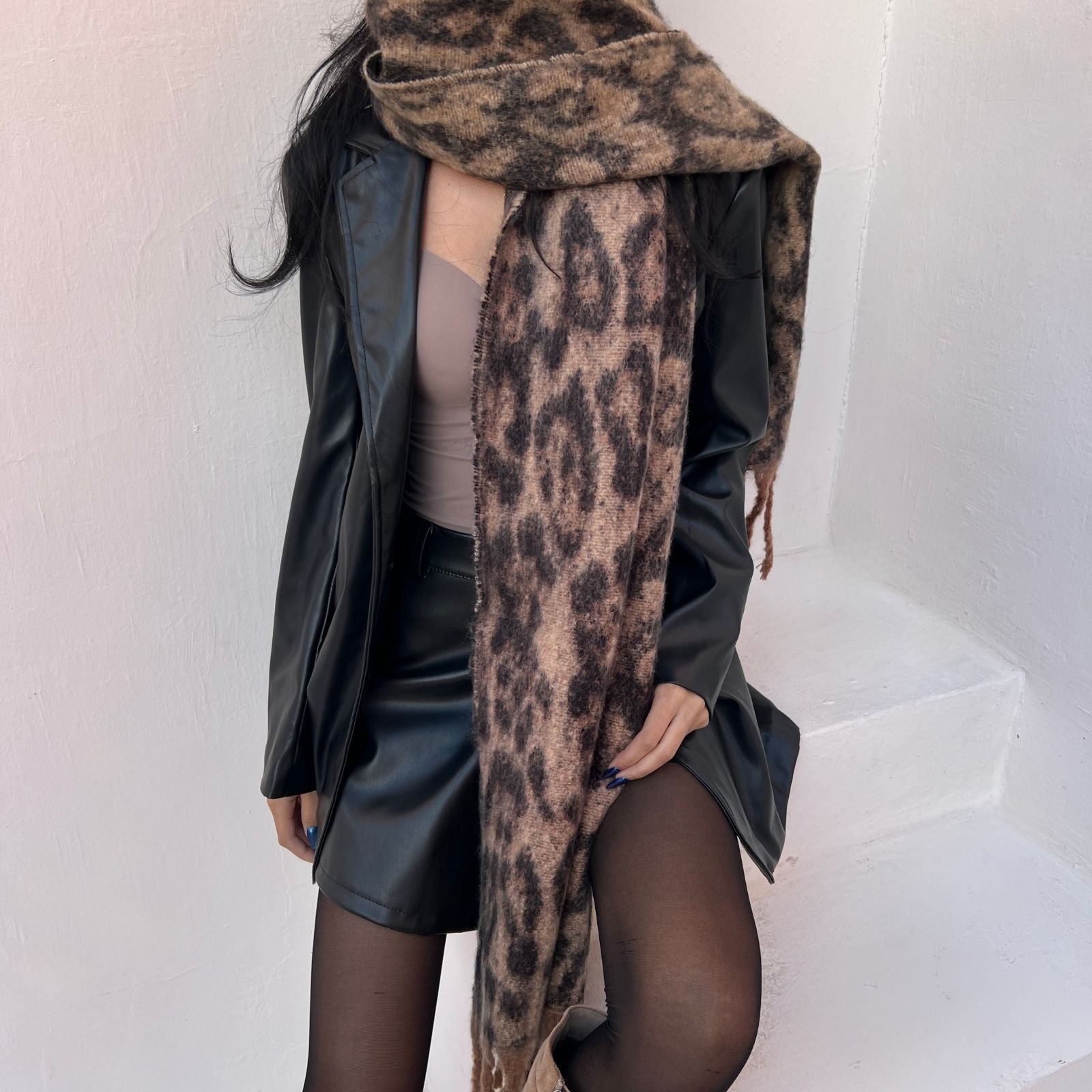foulard femme, foulard élégant, foulard chic, foulard classique, foulard moderne, foulard tendance, foulard intemporel, foulard luxe, foulard premium, foulard soie, foulard satin, foulard mousseline, foulard léger, foulard doux, foulard fluide, foulard imprimé, foulard uni, foulard à motifs, foulard minimaliste, foulard clean look, foulard fashion, foulard stylé, foulard habillé, foulard quotidien, foulard casual, foulard workwear, foulard bureau, foulard soirée, foulard polyvalent, foulard carré, foulard l