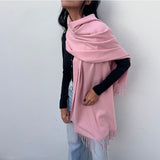 foulard femme, foulard élégant, foulard chic, foulard classique, foulard moderne, foulard tendance, foulard intemporel, foulard luxe, foulard premium, foulard soie, foulard satin, foulard mousseline, foulard léger, foulard doux, foulard fluide, foulard imprimé, foulard uni, foulard à motifs, foulard minimaliste, foulard clean look, foulard fashion, foulard stylé, foulard habillé, foulard quotidien, foulard casual, foulard workwear, foulard bureau, foulard soirée, foulard polyvalent, foulard carré, foulard l