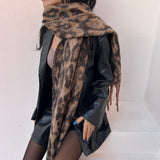 foulard femme, foulard élégant, foulard chic, foulard classique, foulard moderne, foulard tendance, foulard intemporel, foulard luxe, foulard premium, foulard soie, foulard satin, foulard mousseline, foulard léger, foulard doux, foulard fluide, foulard imprimé, foulard uni, foulard à motifs, foulard minimaliste, foulard clean look, foulard fashion, foulard stylé, foulard habillé, foulard quotidien, foulard casual, foulard workwear, foulard bureau, foulard soirée, foulard polyvalent, foulard carré, foulard l