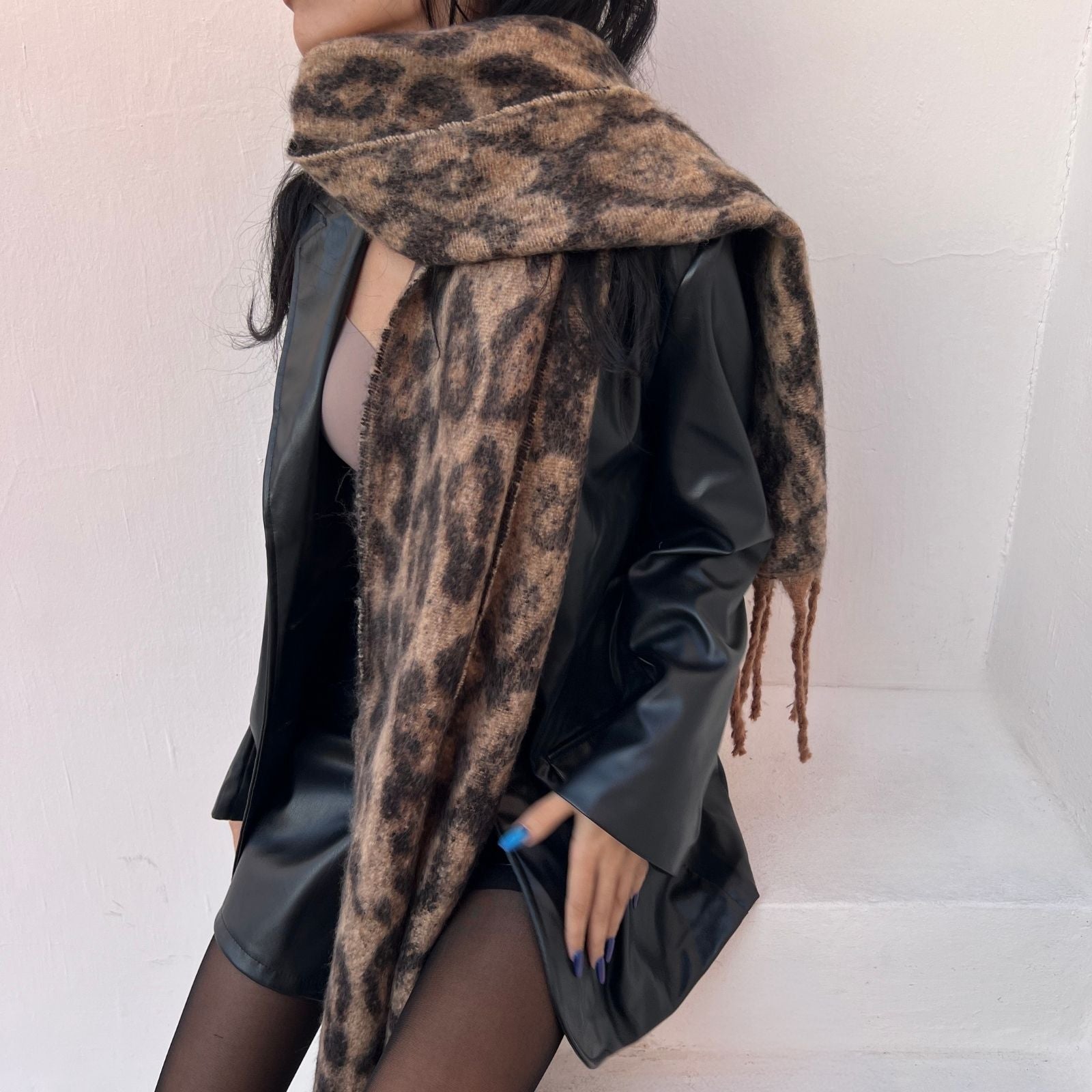 foulard femme, foulard élégant, foulard chic, foulard classique, foulard moderne, foulard tendance, foulard intemporel, foulard luxe, foulard premium, foulard soie, foulard satin, foulard mousseline, foulard léger, foulard doux, foulard fluide, foulard imprimé, foulard uni, foulard à motifs, foulard minimaliste, foulard clean look, foulard fashion, foulard stylé, foulard habillé, foulard quotidien, foulard casual, foulard workwear, foulard bureau, foulard soirée, foulard polyvalent, foulard carré, foulard l