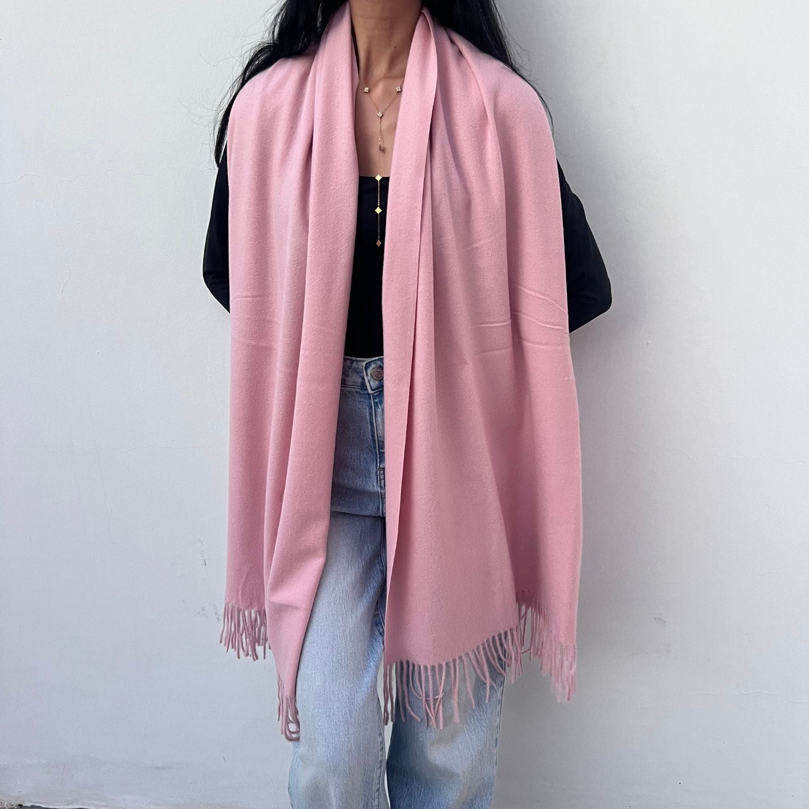 foulard femme, foulard élégant, foulard chic, foulard classique, foulard moderne, foulard tendance, foulard intemporel, foulard luxe, foulard premium, foulard soie, foulard satin, foulard mousseline, foulard léger, foulard doux, foulard fluide, foulard imprimé, foulard uni, foulard à motifs, foulard minimaliste, foulard clean look, foulard fashion, foulard stylé, foulard habillé, foulard quotidien, foulard casual, foulard workwear, foulard bureau, foulard soirée, foulard polyvalent, foulard carré, foulard l