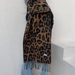 foulard femme, foulard élégant, foulard chic, foulard classique, foulard moderne, foulard tendance, foulard intemporel, foulard luxe, foulard premium, foulard soie, foulard satin, foulard mousseline, foulard léger, foulard doux, foulard fluide, foulard imprimé, foulard uni, foulard à motifs, foulard minimaliste, foulard clean look, foulard fashion, foulard stylé, foulard habillé, foulard quotidien, foulard casual, foulard workwear, foulard bureau, foulard soirée, foulard polyvalent, foulard carré, foulard l