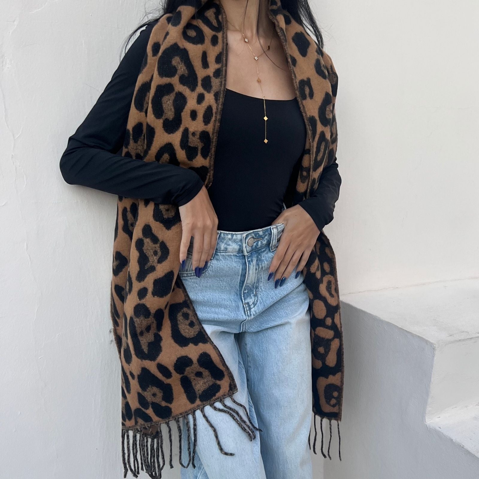 foulard femme, foulard élégant, foulard chic, foulard classique, foulard moderne, foulard tendance, foulard intemporel, foulard luxe, foulard premium, foulard soie, foulard satin, foulard mousseline, foulard léger, foulard doux, foulard fluide, foulard imprimé, foulard uni, foulard à motifs, foulard minimaliste, foulard clean look, foulard fashion, foulard stylé, foulard habillé, foulard quotidien, foulard casual, foulard workwear, foulard bureau, foulard soirée, foulard polyvalent, foulard carré, foulard l