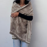 foulard femme, foulard élégant, foulard chic, foulard classique, foulard moderne, foulard tendance, foulard intemporel, foulard luxe, foulard premium, foulard soie, foulard satin, foulard mousseline, foulard léger, foulard doux, foulard fluide, foulard imprimé, foulard uni, foulard à motifs, foulard minimaliste, foulard clean look, foulard fashion, foulard stylé, foulard habillé, foulard quotidien, foulard casual, foulard workwear, foulard bureau, foulard soirée, foulard polyvalent, foulard carré, foulard l