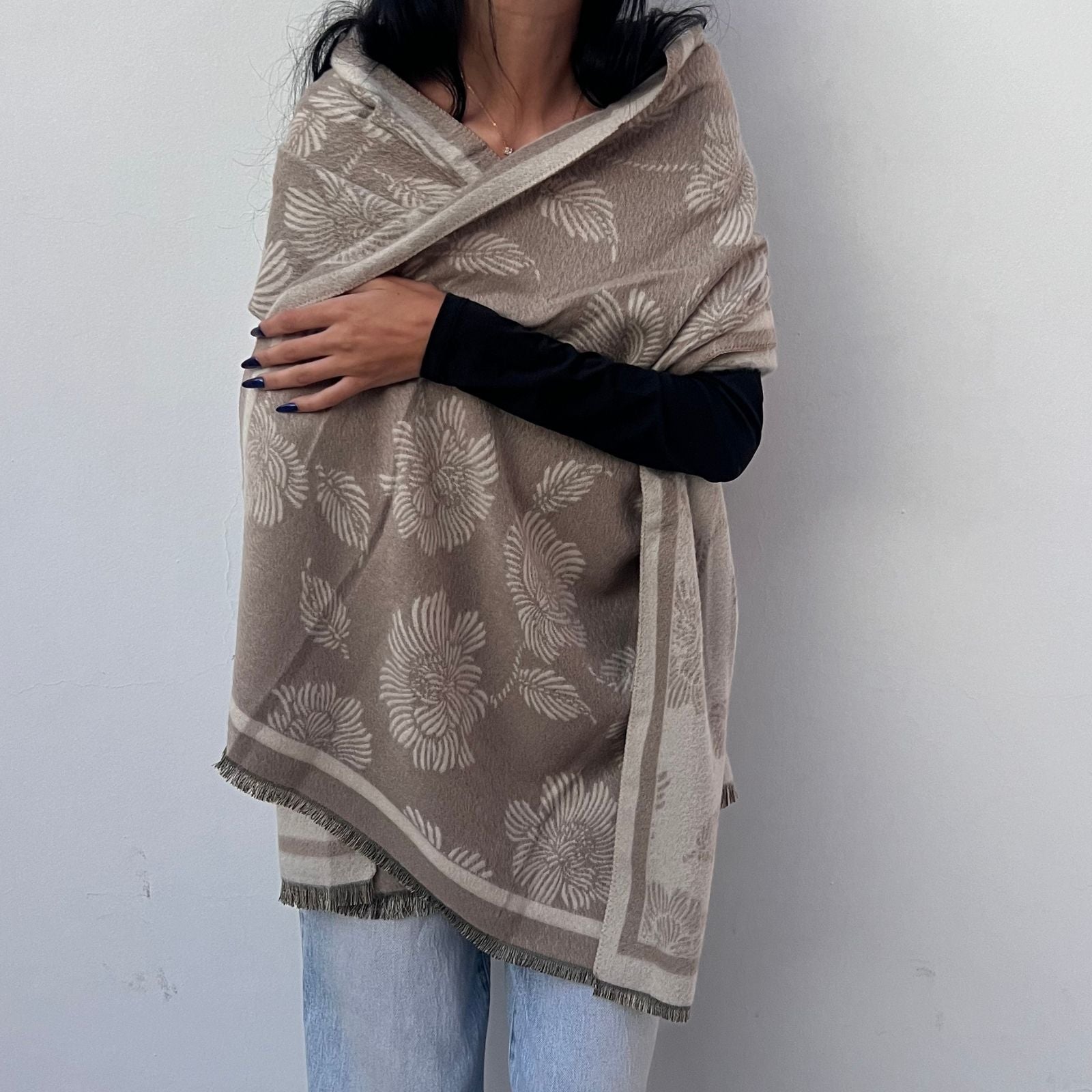 foulard femme, foulard élégant, foulard chic, foulard classique, foulard moderne, foulard tendance, foulard intemporel, foulard luxe, foulard premium, foulard soie, foulard satin, foulard mousseline, foulard léger, foulard doux, foulard fluide, foulard imprimé, foulard uni, foulard à motifs, foulard minimaliste, foulard clean look, foulard fashion, foulard stylé, foulard habillé, foulard quotidien, foulard casual, foulard workwear, foulard bureau, foulard soirée, foulard polyvalent, foulard carré, foulard l