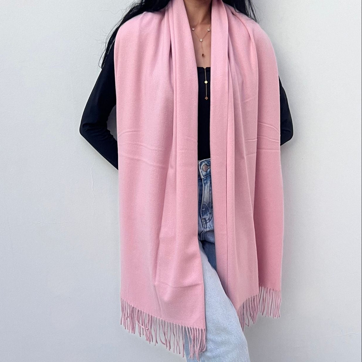 foulard femme, foulard élégant, foulard chic, foulard classique, foulard moderne, foulard tendance, foulard intemporel, foulard luxe, foulard premium, foulard soie, foulard satin, foulard mousseline, foulard léger, foulard doux, foulard fluide, foulard imprimé, foulard uni, foulard à motifs, foulard minimaliste, foulard clean look, foulard fashion, foulard stylé, foulard habillé, foulard quotidien, foulard casual, foulard workwear, foulard bureau, foulard soirée, foulard polyvalent, foulard carré, foulard l