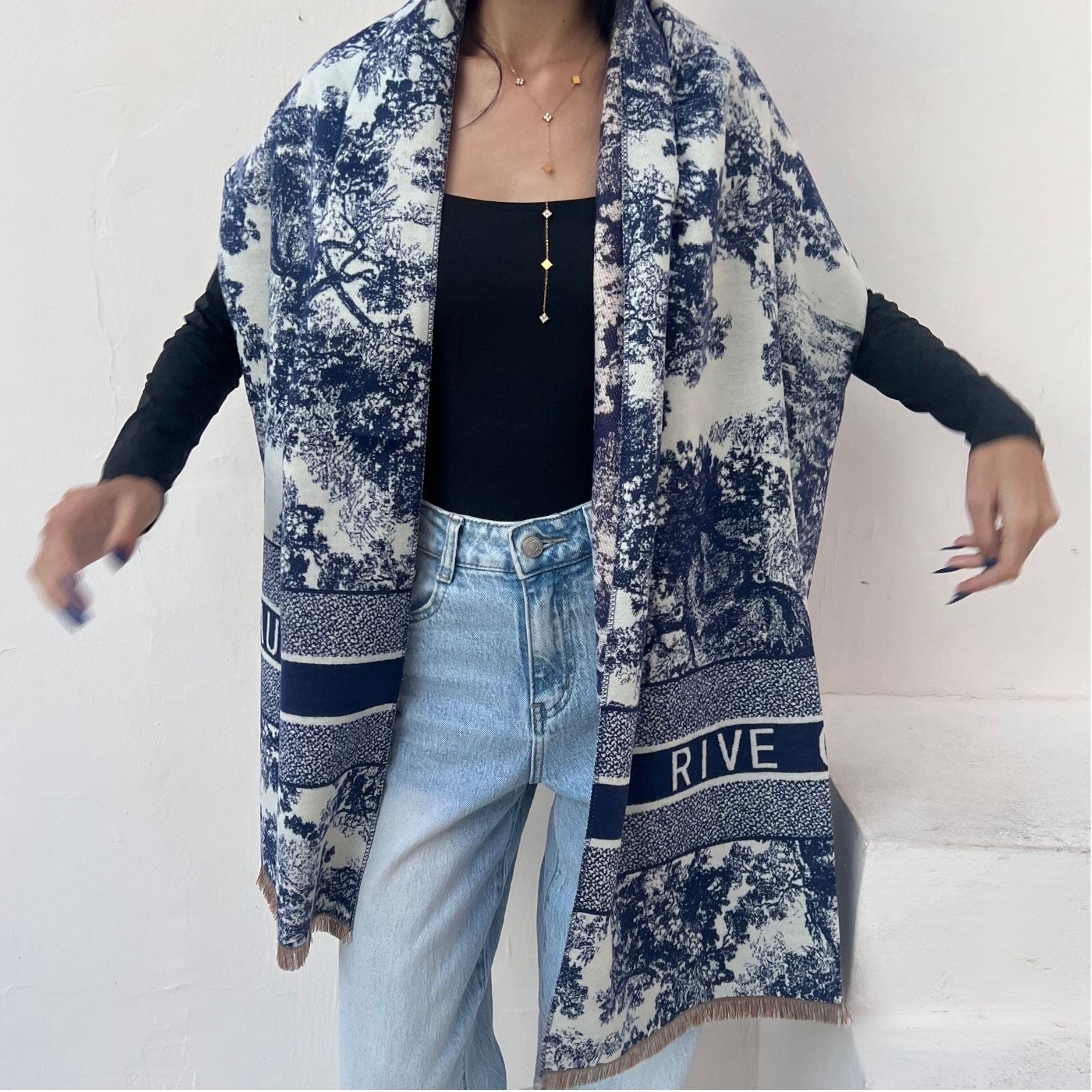 foulard femme, foulard élégant, foulard chic, foulard classique, foulard moderne, foulard tendance, foulard intemporel, foulard luxe, foulard premium, foulard soie, foulard satin, foulard mousseline, foulard léger, foulard doux, foulard fluide, foulard imprimé, foulard uni, foulard à motifs, foulard minimaliste, foulard clean look, foulard fashion, foulard stylé, foulard habillé, foulard quotidien, foulard casual, foulard workwear, foulard bureau, foulard soirée, foulard polyvalent, foulard carré, foulard l