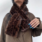 écharpes femme, écharpes élégantes, écharpes chic, écharpes tendance, écharpes modernes, écharpes intemporelles, écharpes classiques, écharpes minimalistes, écharpes raffinées, écharpes douces, écharpes confortables, écharpes chaudes, écharpes légères, écharpes en laine, écharpes en cachemire, écharpes en maille, écharpes en tissu doux, écharpes imprimées, écharpes unies, écharpes à motifs, écharpes léopard, écharpes à carreaux, écharpes fleuries, écharpes colorées, écharpes neutres, écharpes beige, écharpe