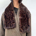 écharpes femme, écharpes élégantes, écharpes chic, écharpes tendance, écharpes modernes, écharpes intemporelles, écharpes classiques, écharpes minimalistes, écharpes raffinées, écharpes douces, écharpes confortables, écharpes chaudes, écharpes légères, écharpes en laine, écharpes en cachemire, écharpes en maille, écharpes en tissu doux, écharpes imprimées, écharpes unies, écharpes à motifs, écharpes léopard, écharpes à carreaux, écharpes fleuries, écharpes colorées, écharpes neutres, écharpes beige, écharpe