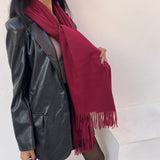 foulard femme, foulard élégant, foulard chic, foulard classique, foulard moderne, foulard tendance, foulard intemporel, foulard luxe, foulard premium, foulard soie, foulard satin, foulard mousseline, foulard léger, foulard doux, foulard fluide, foulard imprimé, foulard uni, foulard à motifs, foulard minimaliste, foulard clean look, foulard fashion, foulard stylé, foulard habillé, foulard quotidien, foulard casual, foulard workwear, foulard bureau, foulard soirée, foulard polyvalent, foulard carré, foulard l