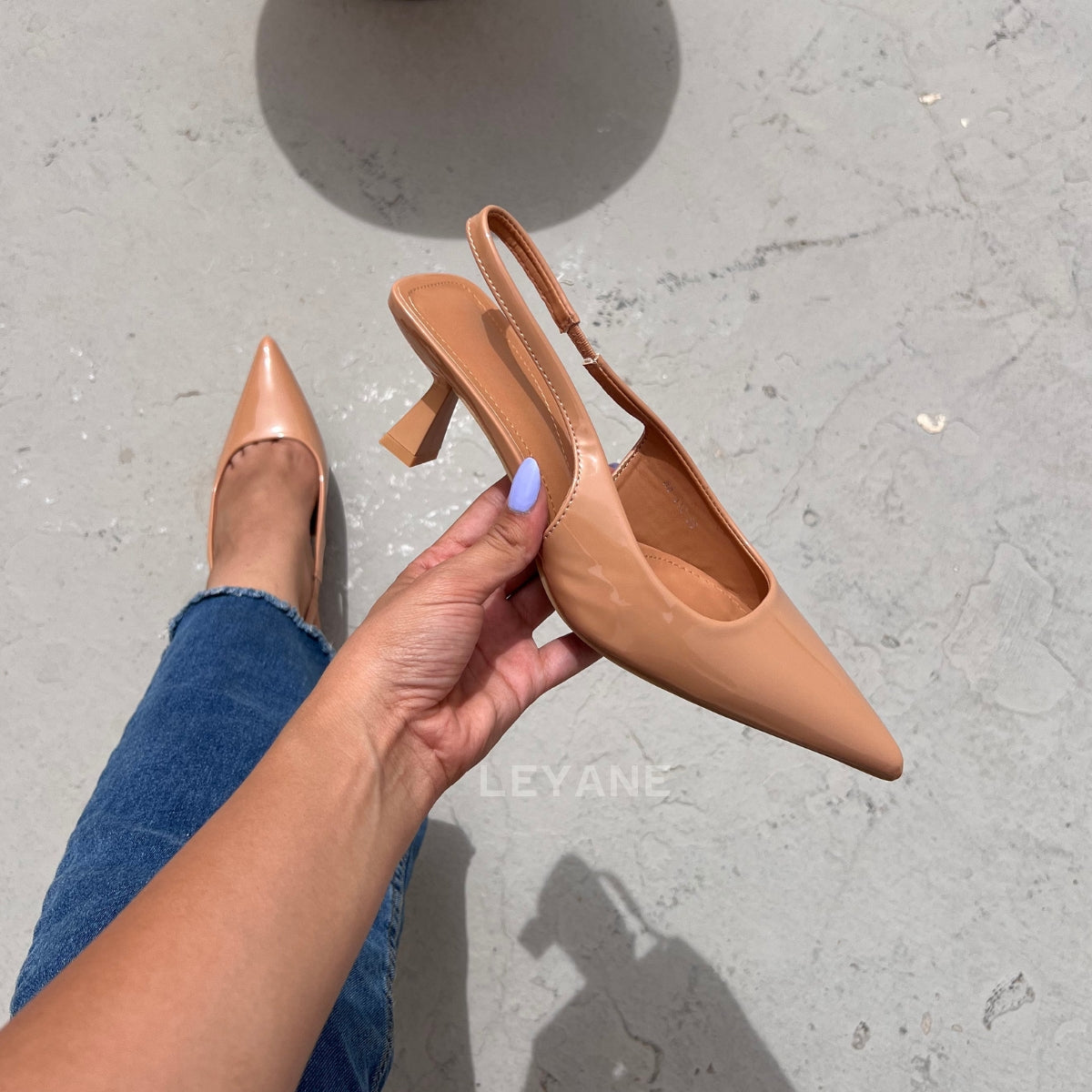 Escarpins vernis à petit talons Nude – Leyane Paris